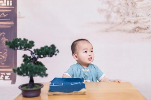 浮梁怀孕肚子中间凹两边凸
